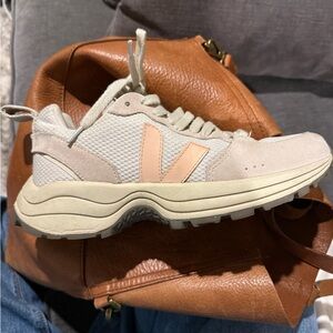 Veja | Venturi Alveomesh Sneakers | Size 37 | Beige And Peach